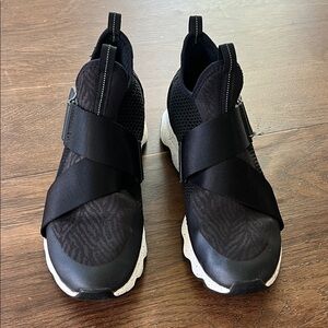 Sorel black and white Kinetic strap sneaker size 9.5
